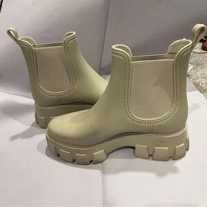 Jeffrey Campbell light tan bone chunky pull on Chelsea boot size 8